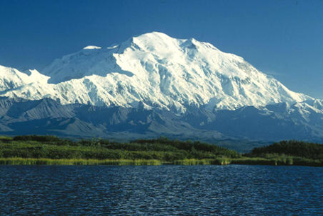 Denali (Mount Mc Kinley) ze severní strany. Wonder Lake v popředí.