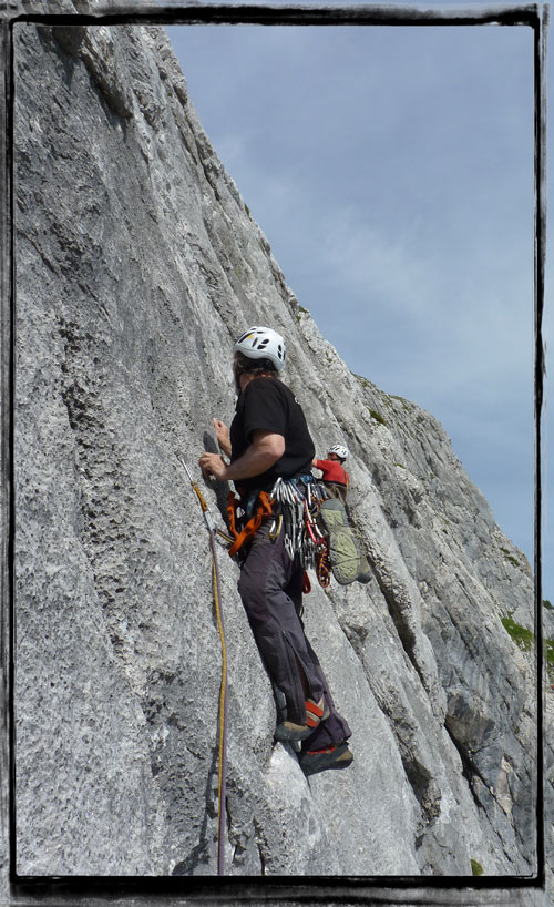 Dachlweg - v klíčovém traverzu druhé délky, lezec vzadu je na druhém štandu