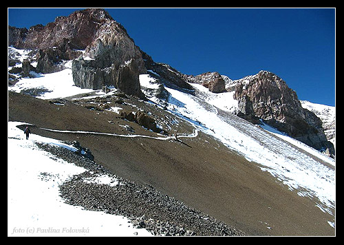 Sněhový chodník k výstupové Canalete 6700m.