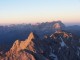 Vyhledy na okolni hory osvetlene sluncem od standu 14. delky