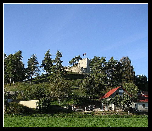 Burgruine Lichtenegg. Historie zříceniny tohoto hradu šahá až do 13 století. 