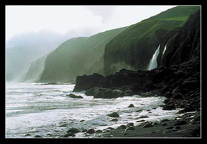 Vodopády poblíž Point Koriga na severním pobřeží ostrova Unalaska