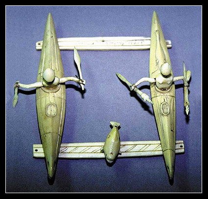 Model dvou bajdarek vyřezaný z mrožoviny nebo z velrybí kosti. Aleutská soška ze sbírky Dr. Aleše Hrdličky ve Smithsonian Institution. 
