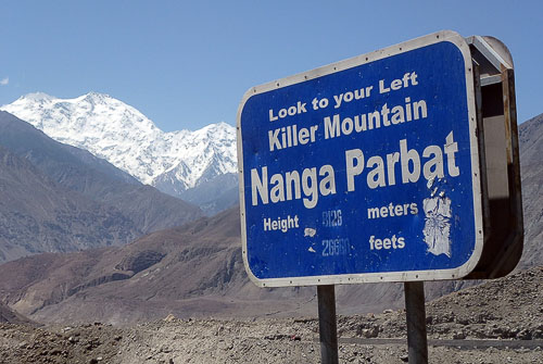 Informační cedule na Karakoram highway upozorňující na Nanga Parbat