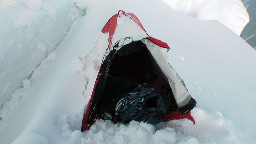 Stan v bílém hávu (pod sněhem)