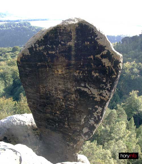 Labilní hlava Schrammsteinnadel, výstupy se nedoporučují