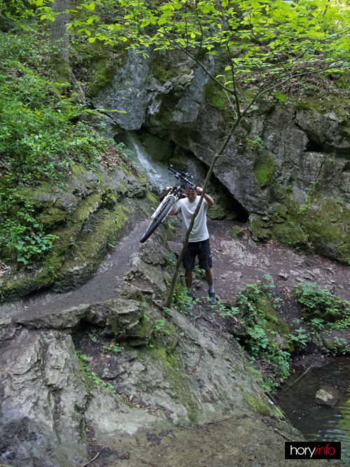 Bubovický vodopád na kolen neprojedete, ani kolo nepřevezete