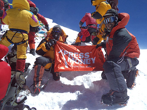 Sirdar Naga Dorje Sherpa a výškový Šerpa Nima Kanchha s bannerem Xpress Money na vrcholu Mt.Everestu 19. 5. 2012.