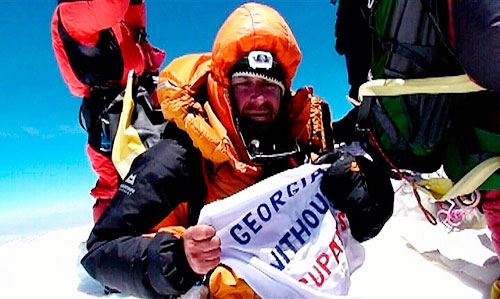 Gia Tortladze z Gruzie na vrcholu Everestu