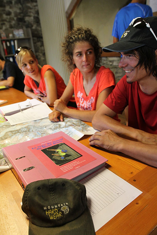 Zleva Denise, Aude a Bojan na poradě. Dům horských vůdců v Chamonix