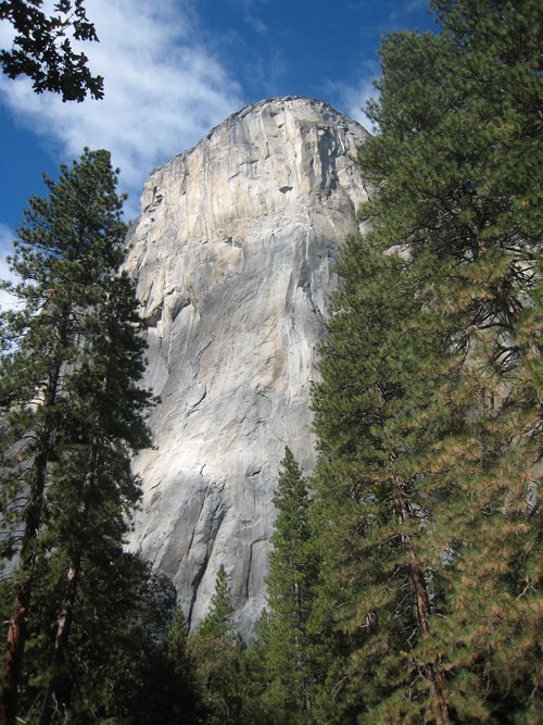 Kilometr kolmé žuly je El Capitan. Muir Wall vede v levé části a posléze se po sérii traverzů dostane na Nos.