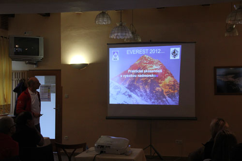 Anton Dobeš seznámil přítomné s akutální situací na Everestu a okolnostmi úmrtí M. Sedláčka na sousedním Lhotse 19. 5. 2012