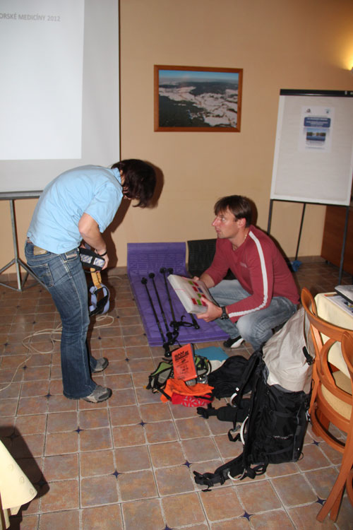 Jana Kubalová připravuje pomůcky na svůj workshop
