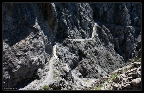 Pohled zpět na cestu, která traverzuje bočním úbočím Alpspitze