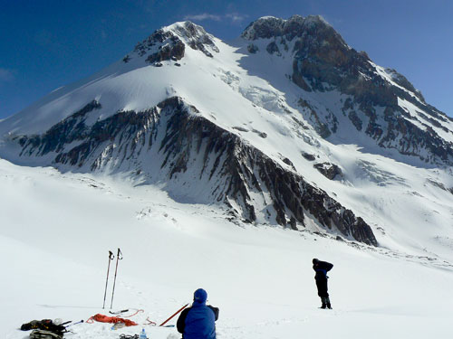 Oba vrcholy Kazbeku od jihu z ledovce Orcveri