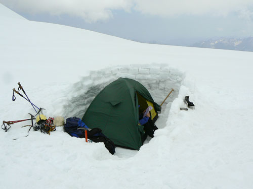 Táboření na kazbeckém platu ve výšce 4450 m