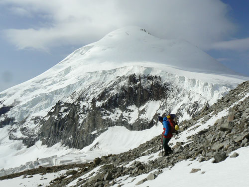 estup z kazbeckého plata hřebenem Bart Kort pod odtrhy ledovce Devdorak - Pohled na vrchol Kazbeku od severu
