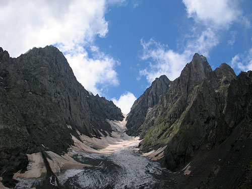 Doleritové Čauchi – gruzinské Dolomity, vpravo Čauchi severnaja 3842 m – od JV