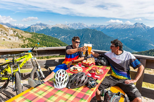 Val di Fiemme - Rifugio Passo Feudo - Ciclisti si rilassano in rifugio