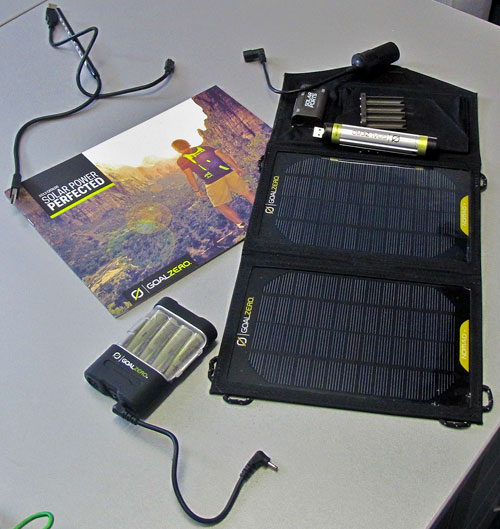 Solární vybavení od GoalZero, které si David veze na přívěsném vozíku