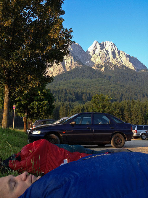 V Hammersbachu na parkovišti. Vzadu masiv Zugspitze