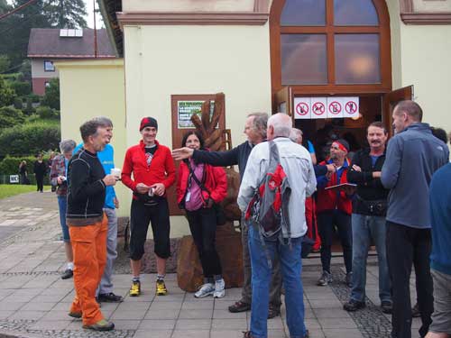 Za chvíli začne v kině blok vzpomínek na dobu před 30 let a pozvolna se scházejí účastníci.