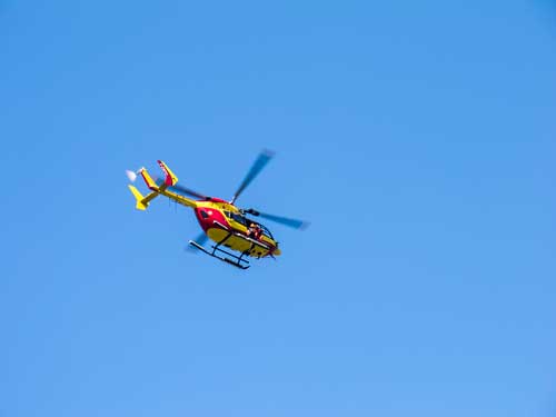 Vrtulník se vrací pro stabilizovaného zraněného