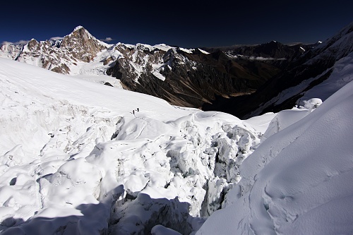 Nástup do ledopádu. Vzadu sedlo Larkya, nejvyšší bod trekové trasy. 