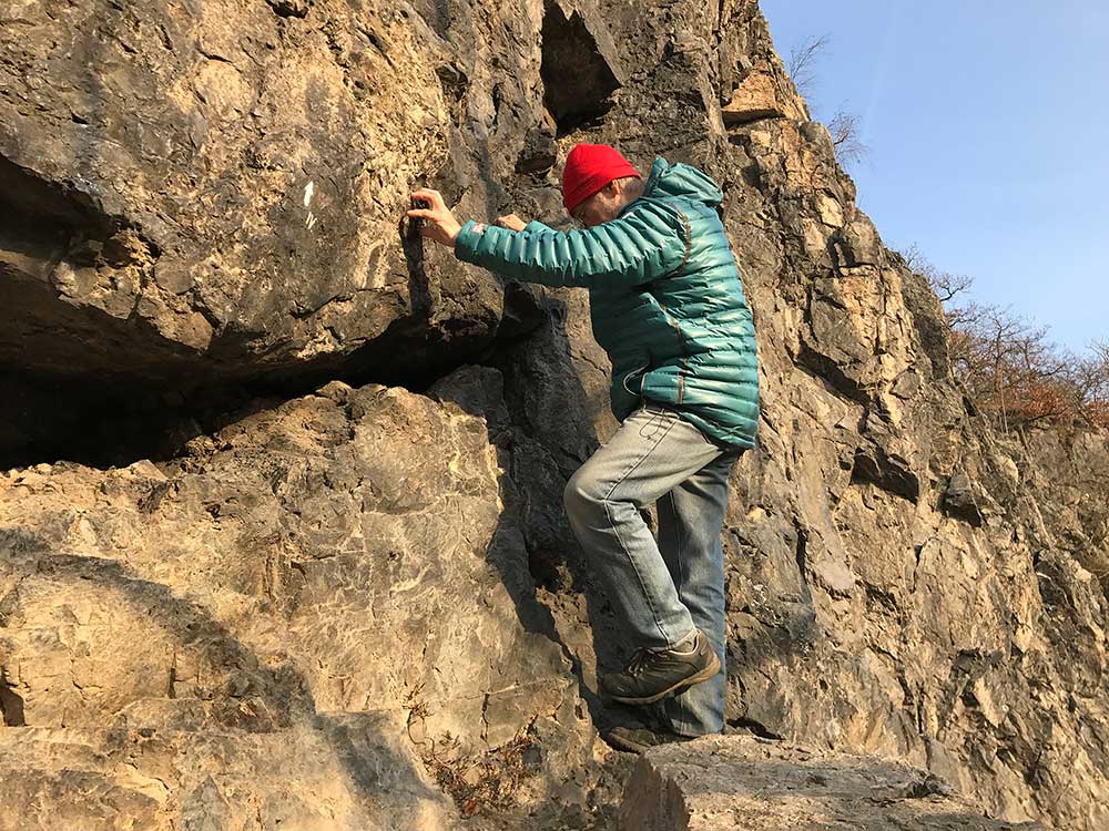 Při zvednutí rukou se materiál krčí a dělá se boule na prsou