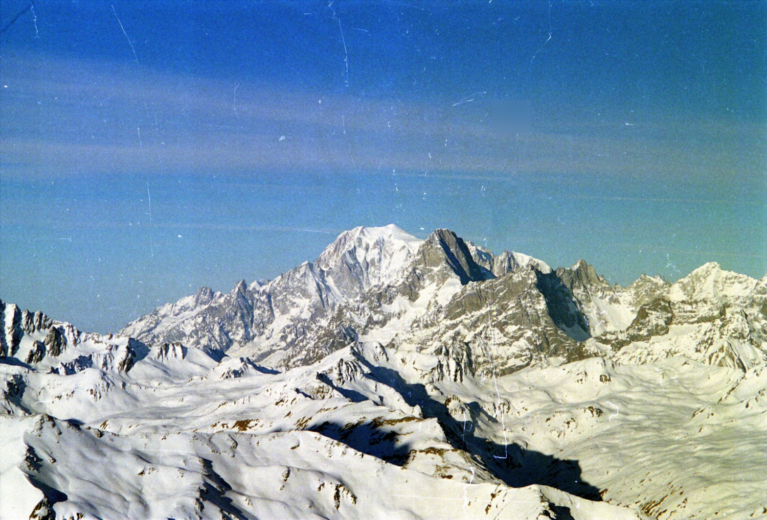 Pohled zpět na Mt. Dolent, Mt. Blanc, Jorasses a hřeben Peutèrey