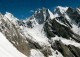 Pohled na severní Kapuru sedící uprostřed, focený z vrcholu Drifiky. Spodní třetinu zakrývá Trinity Peak
